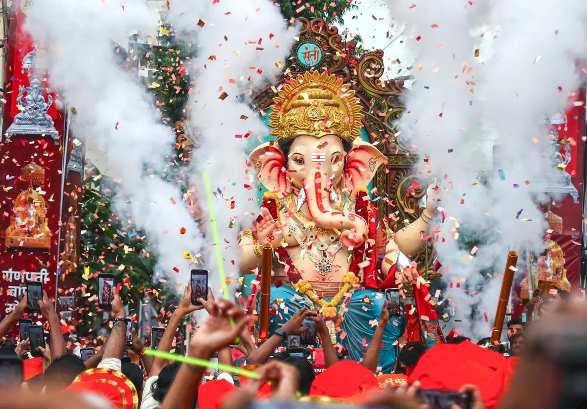 Devotees carry the idol of Lord Ganesha to a pandal on the eve of Ganesh Chaturthi, in Nagpur | Photo: ANI