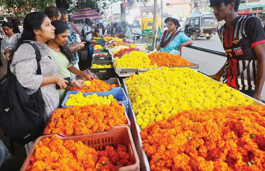 Onam flower market thrives in Palayam, Kozhikode | Photo: Mathrubhumi