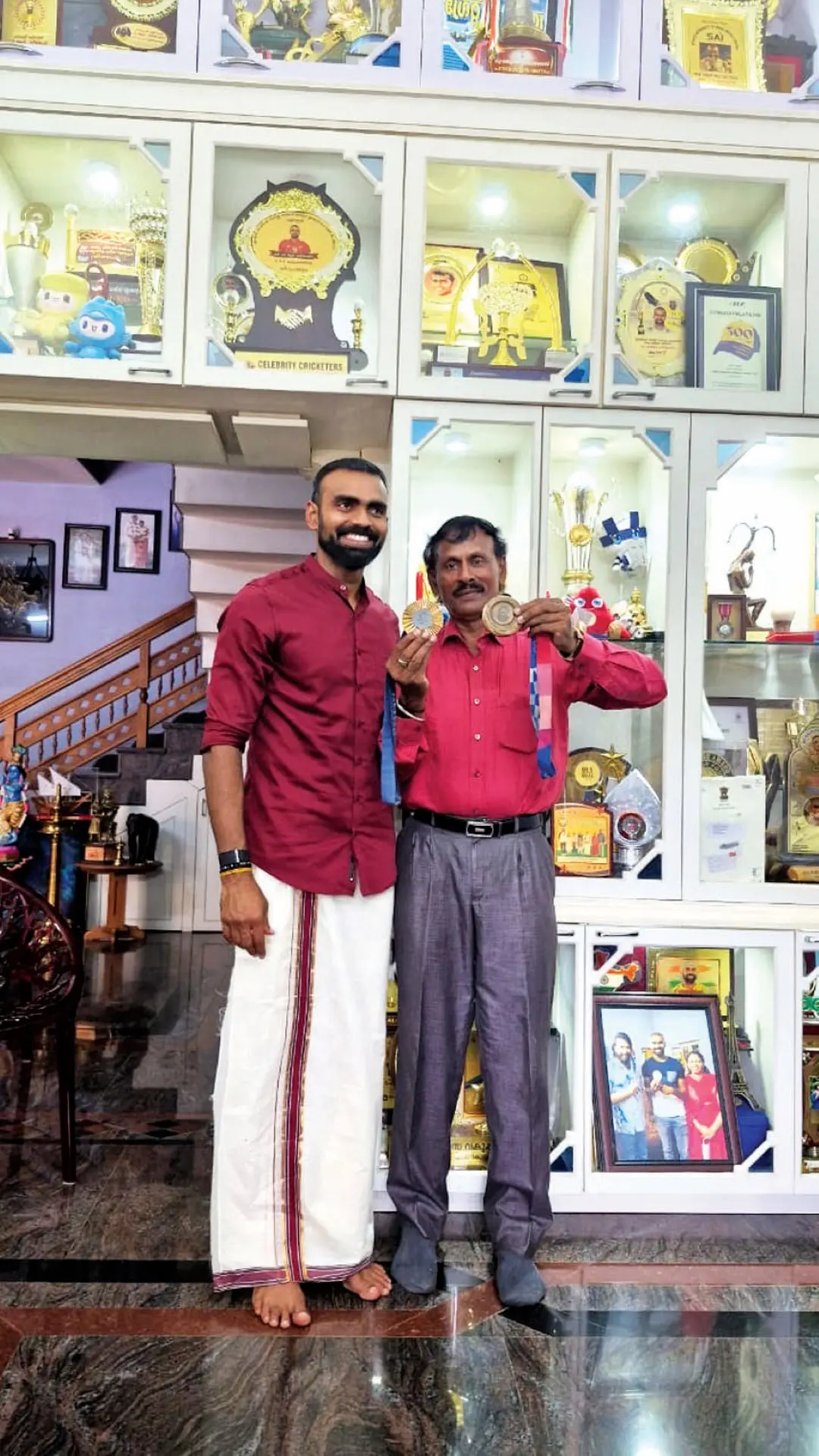 PR Sreejesh presenting his Olympic medals to Kolappa at the former's residence | Photo: Mathrubhumi