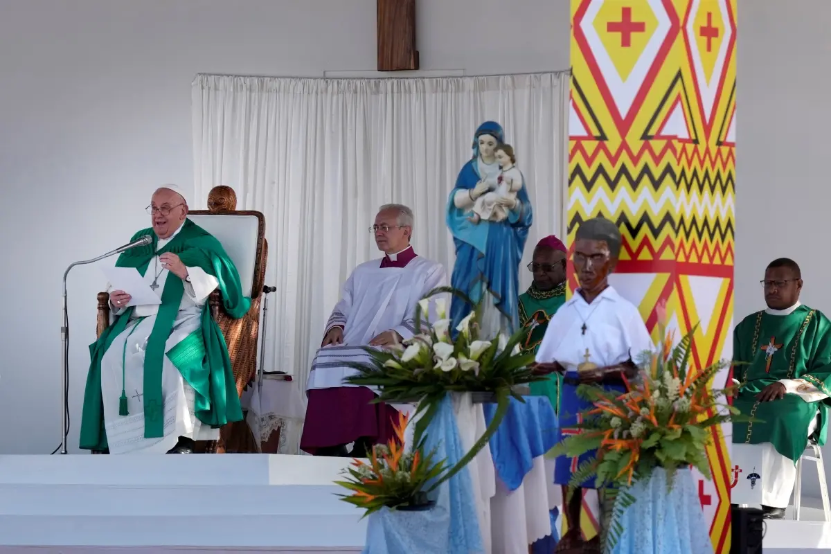 Pope Francis, left, holds a holly mass at Sir John Guise Stadium in Port Moresby, Papua New Guinea | Photo: AP
