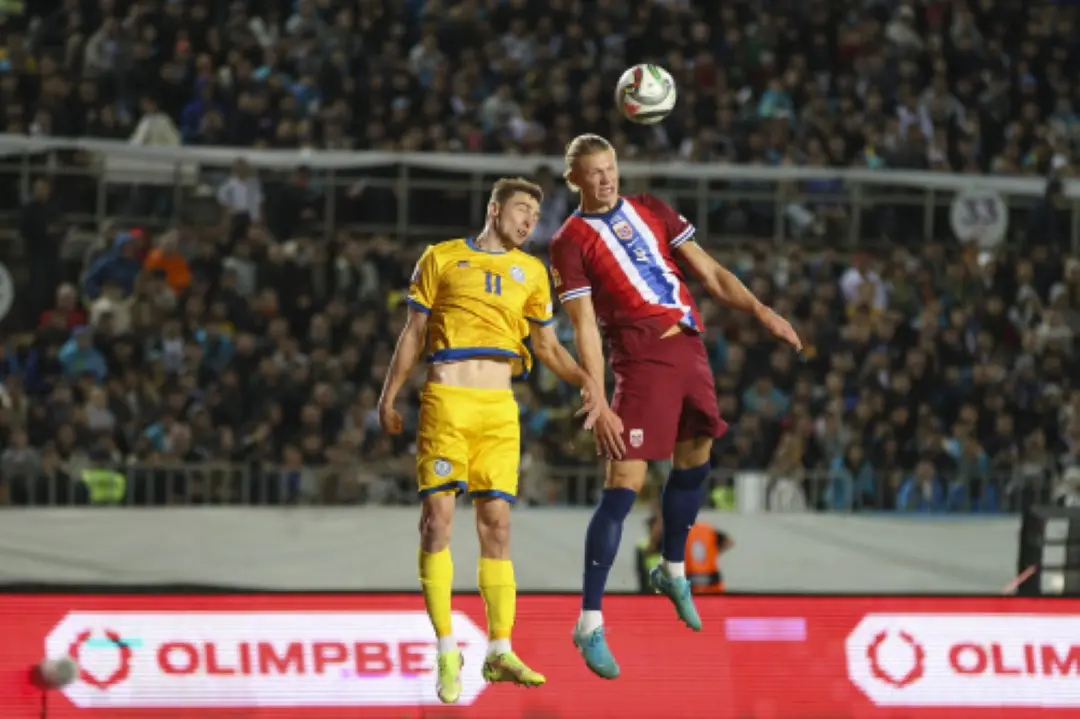 Kazakhstan's Yan Vorogovskiy, left, fights for the ball with Norway's Erling Haaland, right, during the UEFA Nations League soccer match between Kazakhstan and Norway at Ortalyk Stadium in Almaty, Kazakhstan. | Photo: AP
