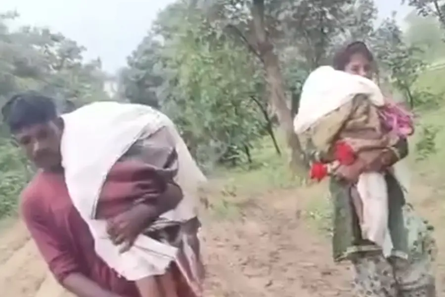 No ambulance shocker! Couple forced to carry dead bodies of sons for 15 kms | Watch
