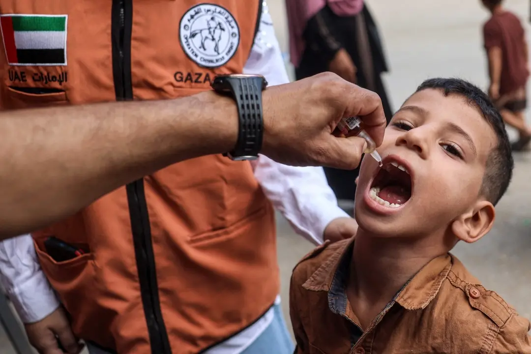 A child receives a vaccination for polio in Deir el-Balah in the central Gaza Strip amid the ongoing war in the Palestinian territory between Israel and Hamas | Photo: AFP