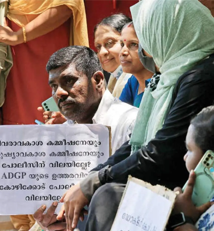 മെഡിക്കൽ കോളേജ് ഐ.സി.യു. പീഡനക്കേസിലെ അതിജീവിത കോഴിക്കോട് പോലീസ് കമ്മിഷണർ ഓഫീസിനുമുന്നിൽ മനുഷ്യാവകാശപ്രവർത്തകരോടൊപ്പം വീണ്ടും സമരം ആരംഭിച്ചപ്പോൾ |ഫോട്ടോ: കെ.കെ. സന്തോഷ്