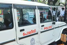 നിലമ്പൂർ പോലീസ്‌സ്റ്റേഷനു മുൻപിലൂടെ മണൽ കടത്ത്; റീൽസുമായി മണൽ മാഫിയ