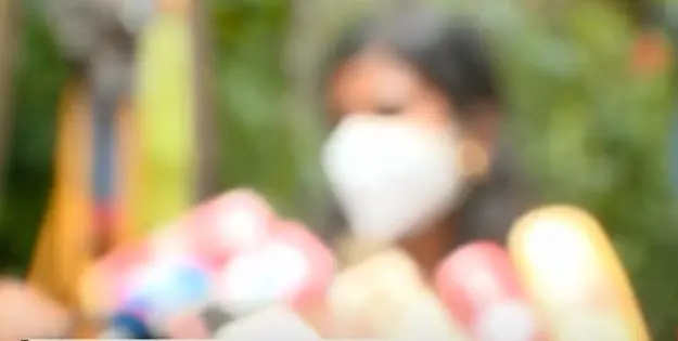 പരാതിക്കാരിയായ യുവതി മാധ്യമങ്ങളോട് പ്രതികരിക്കുന്നു | photo: mathrubhumi news|screen grab