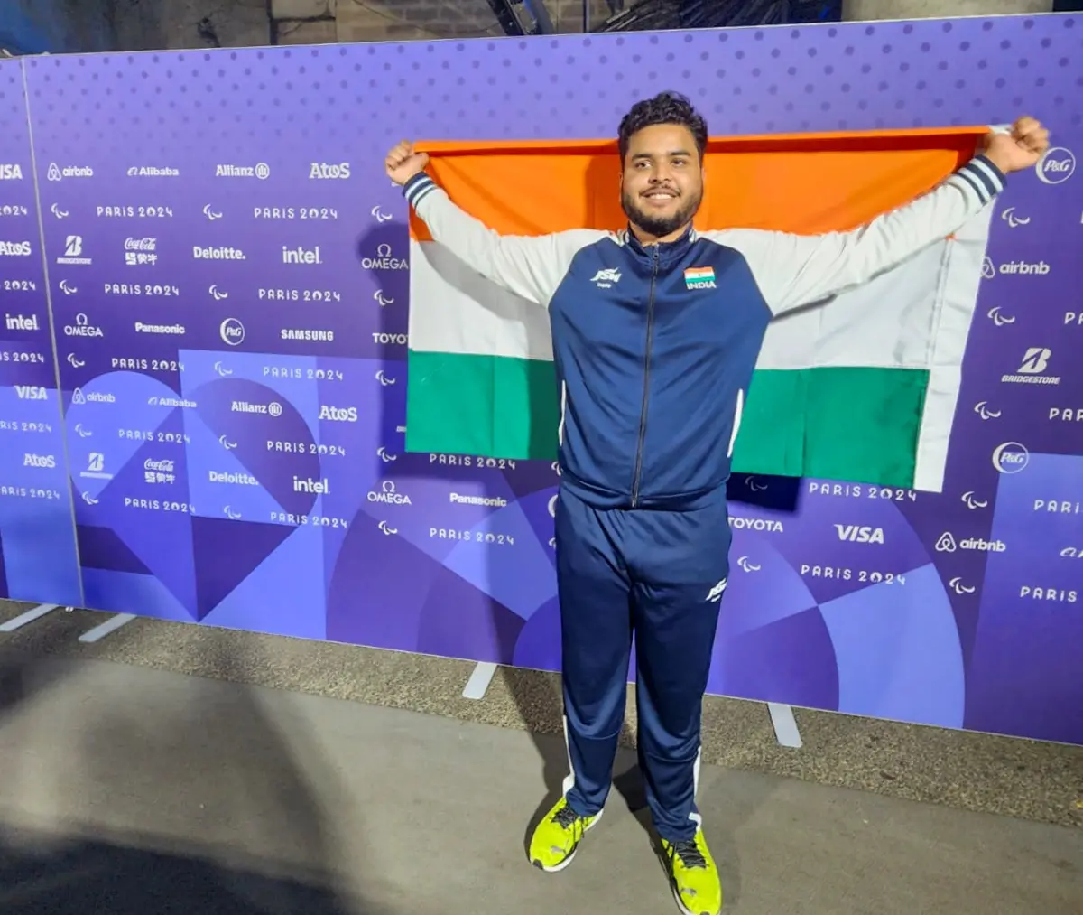 Yogesh Kathuniya poses for photos after winning the silver medal in F56 category at Paris Paralympics | Photo: PTI