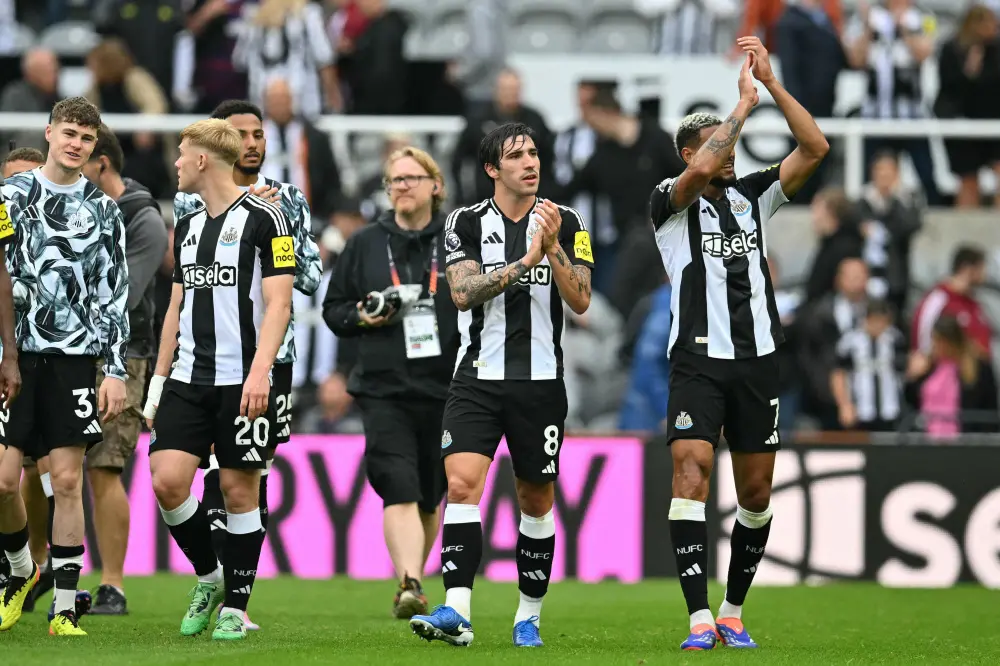 Newcastle United's Italian midfielder #08 Sandro Tonali (C) and teammates applaud supporters on the pitch after the English Premier League football match between Newcastle United and Tottenham Hotspur | AFP