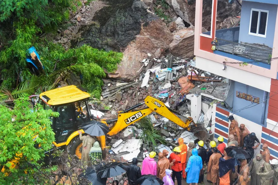 Heavy rains wreak havoc in Guntur, Vijayawada; Residential areas flooded