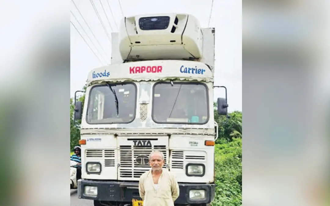 വെങ്ങര ചെമ്പല്ലിക്കുണ്ട് പാലത്തിനു സമീപം നിർത്തിയിട്ട ലോറി