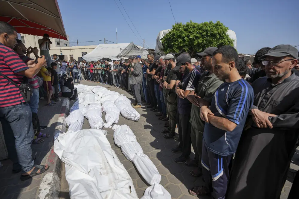 Palestinians mourn relatives killed in an Israeli strike on a U.N.-run school | AP