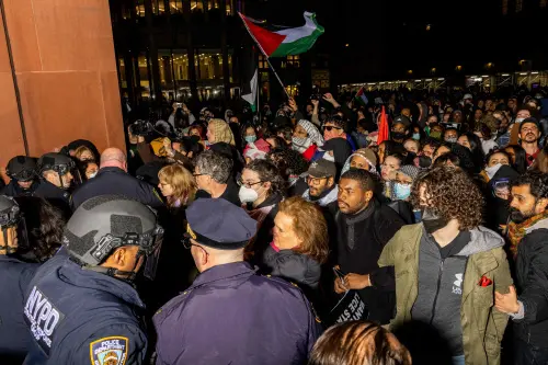 NYPD officers detain pro-Palestinian students and protesters who had set up an encampment on the campus of New York University (NYU) to protest the Israel-Hamas war. l Photo: AFP