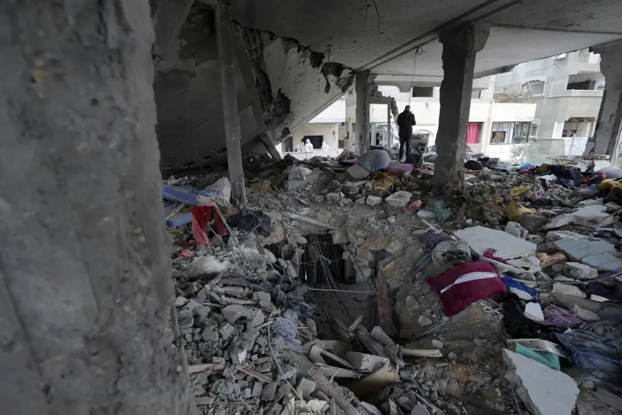 Israel strikes 2 homes, killing more than 90 Palestinians as troops expand south Gaza offensive