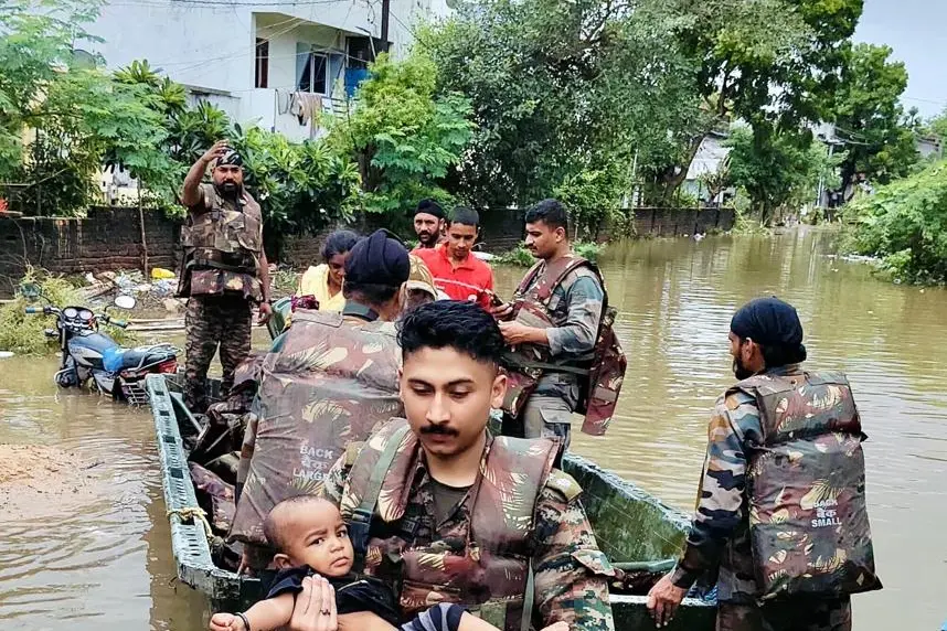 Residents of inundated Vadodara say Indian Army ‘Zindabad’ | WATCH