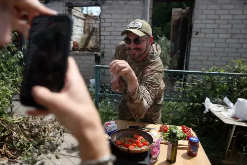 War cook: Ukrainian soldier-influencer's winning recipe | WATCH