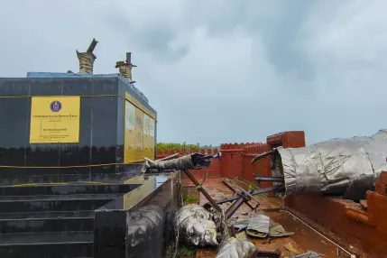 FIR filed against contractor and consultant after collapse of Chhatrapati Shivaji Maharaj statue