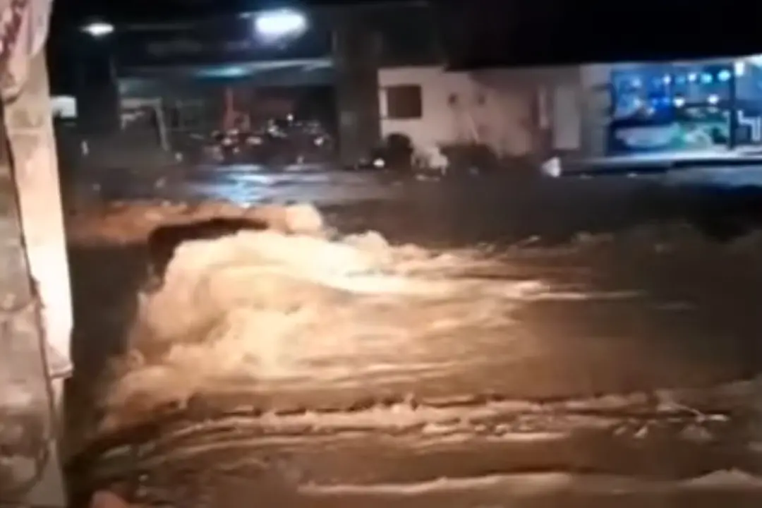 Water gushing through Vilangad town following the heavy rains in the wee hours of Tuesday | Photo: Screen grab / Mathrubhumi News
