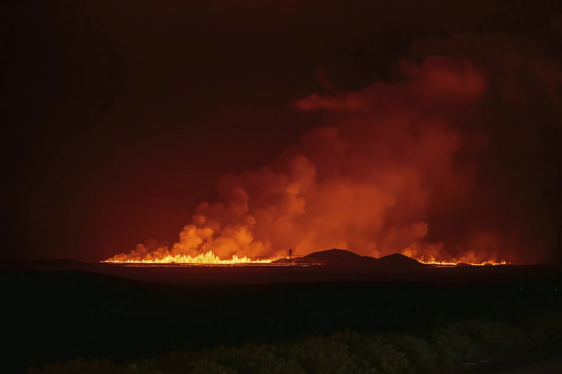 A new volcanic eruption is seen from the intersection between Reykjanesbraut, Iceland | Photo: AP