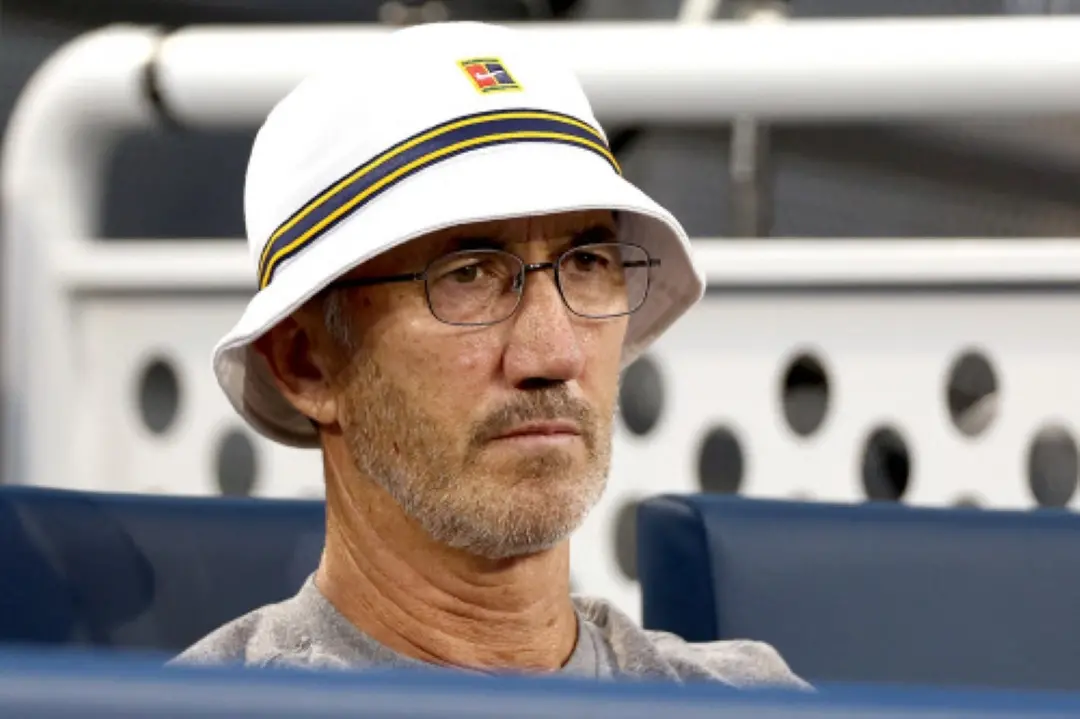Darren Cahill watches Jannik Sinner of Italy play Alexander Zverev of Germany during the semifinals on Day 8 of the Cincinnati Open at the Lindner Family Tennis Center in Mason, Ohio. | Photo: AFP