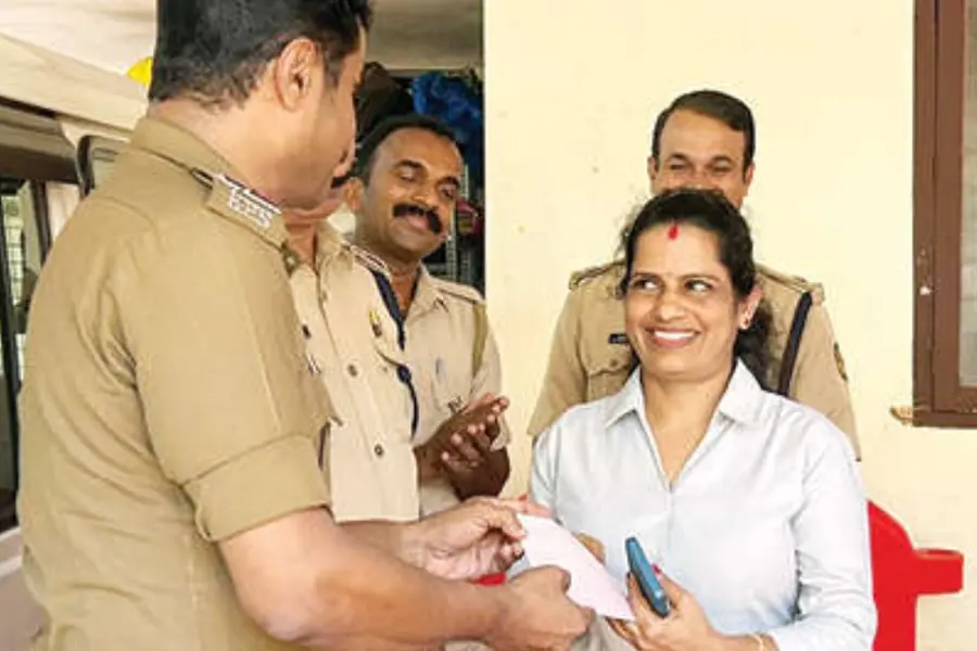 Struggling mother finds money on roadside, returns it; receives help from kindhearted Kerala police