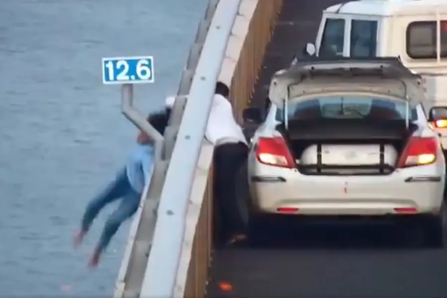 Cinematic save: Taxi driver and cops heroically rescue woman from plunging off Atal Setu | WATCH