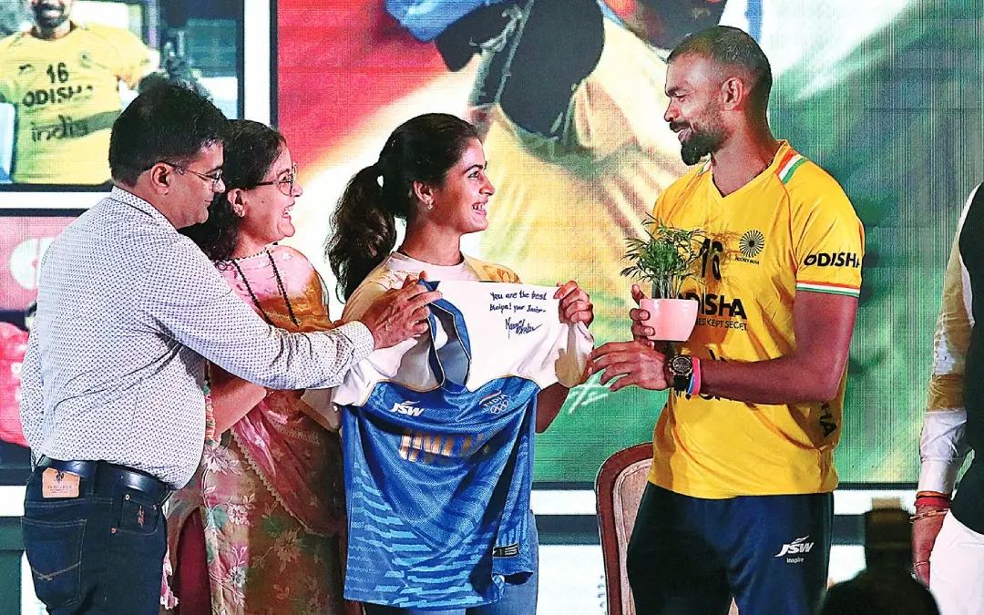 Manu Bhaker gives a tree sapling to P R Sreejesh | Photo: Sabu Scariachen, Mathrubhumi