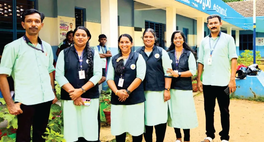 When teachers of Kadampanad Vivekananda LP School came in uniform | Photo: Mathrubhumi
