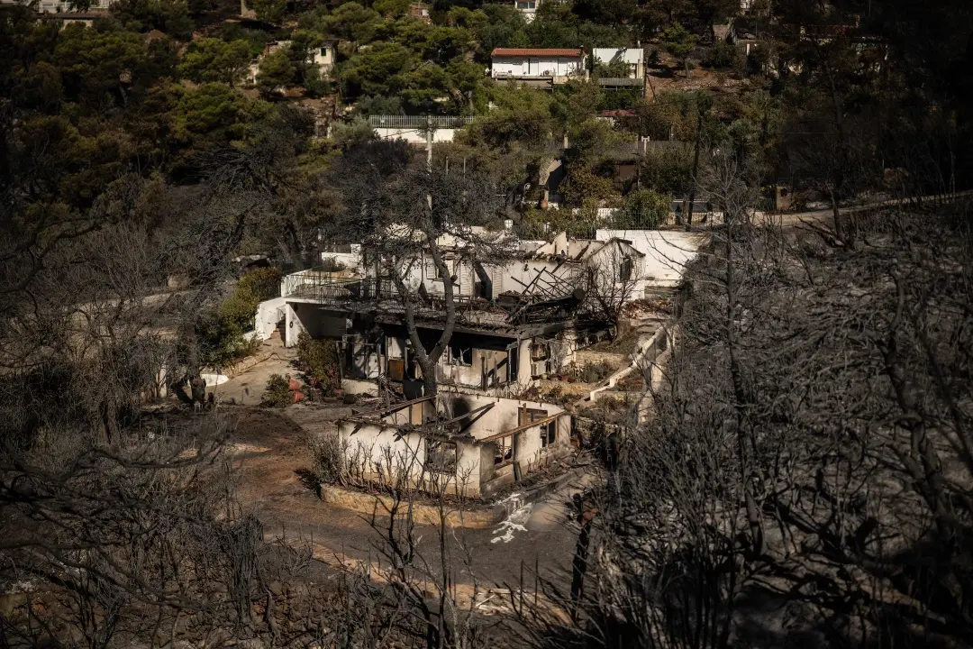A view of a burnt houses following the wildfire that hit the north-eastern suburbs of Athens | Photo: AP