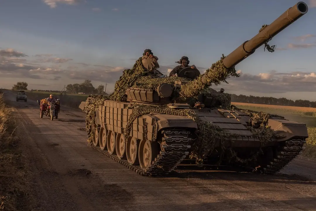 Ukrainian servicemen operate a Soviet-made T-72 tank in the Sumy region, near the border with Russia, amid the Russian invasion of Ukraine | Photo: AFP