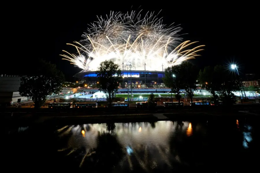 Paris closing ceremony features Snoop Dogg, Billie Eilish, Red Hot Chili Peppers and Tom Cruise