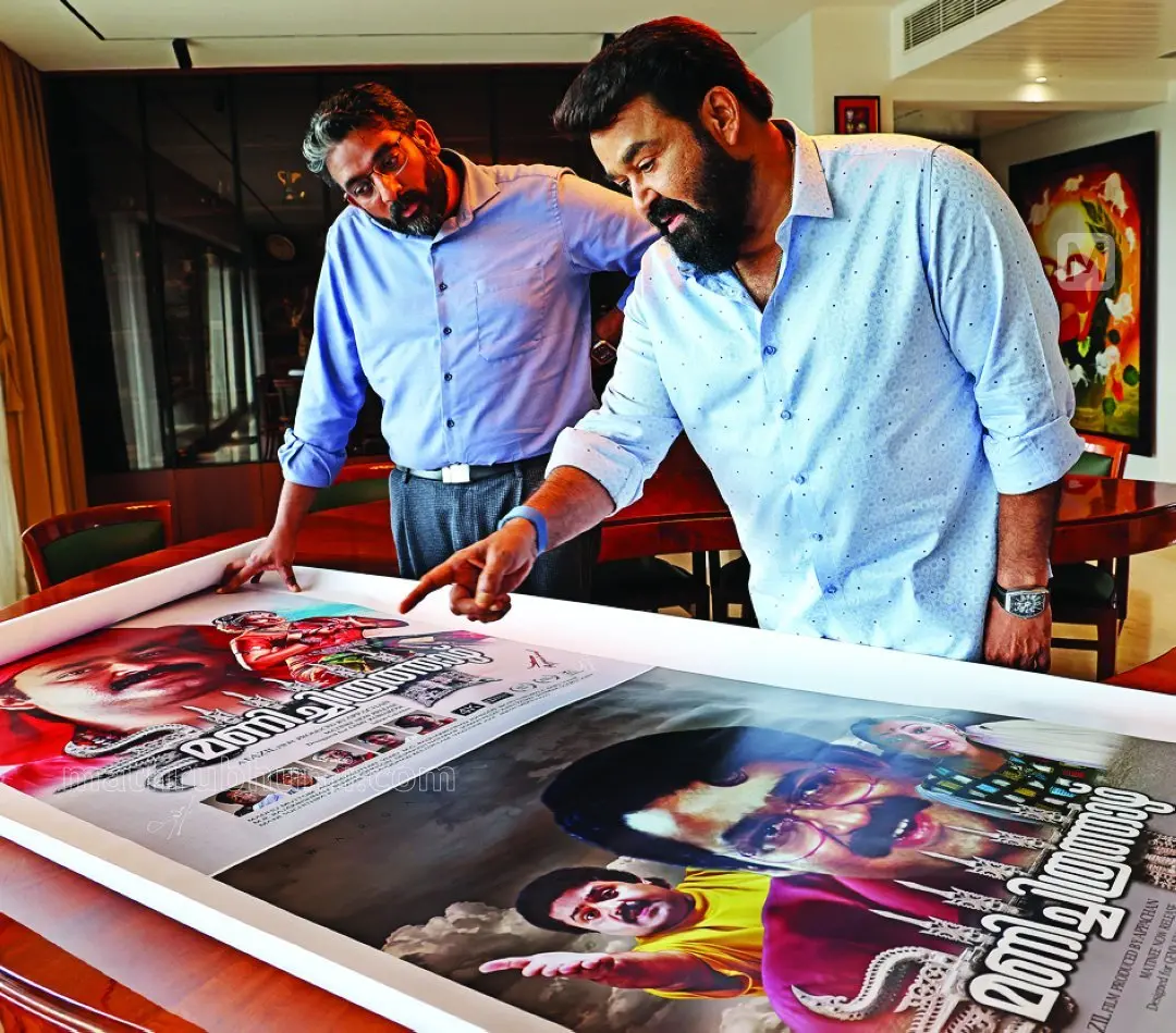 Mohanlal examines 'Manichitrathazhu' posters during interaction with Dr. Jemmy Kuriakose. | Photo: Mathrubhumi