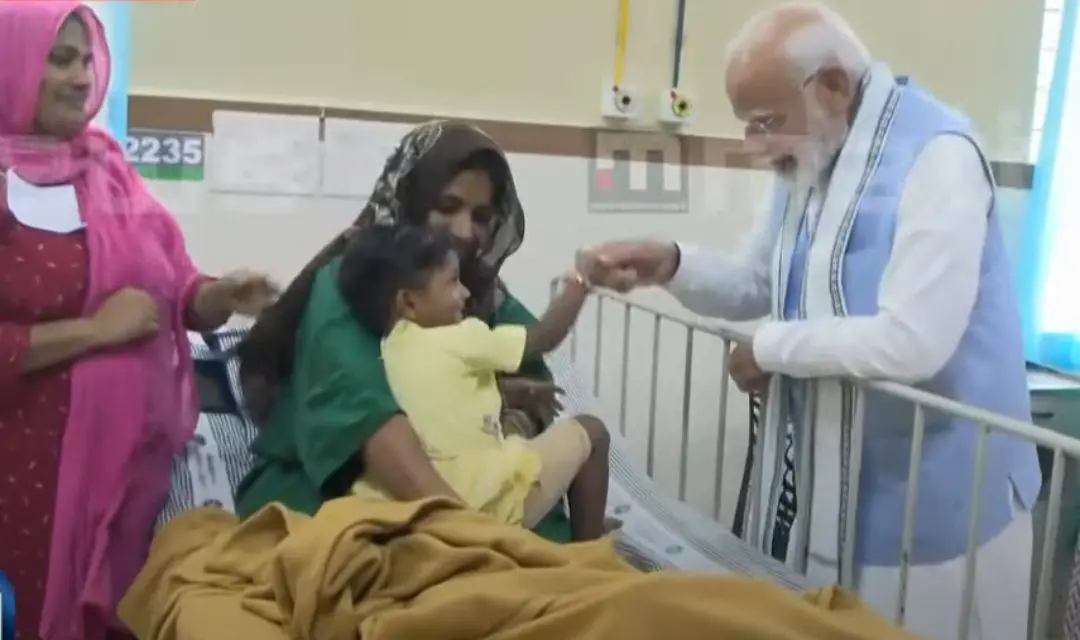 Prime Minister Narenda Modi visits the survivors of Wayanad landslides | Photo: Screengrab/ Mathrubhumi News