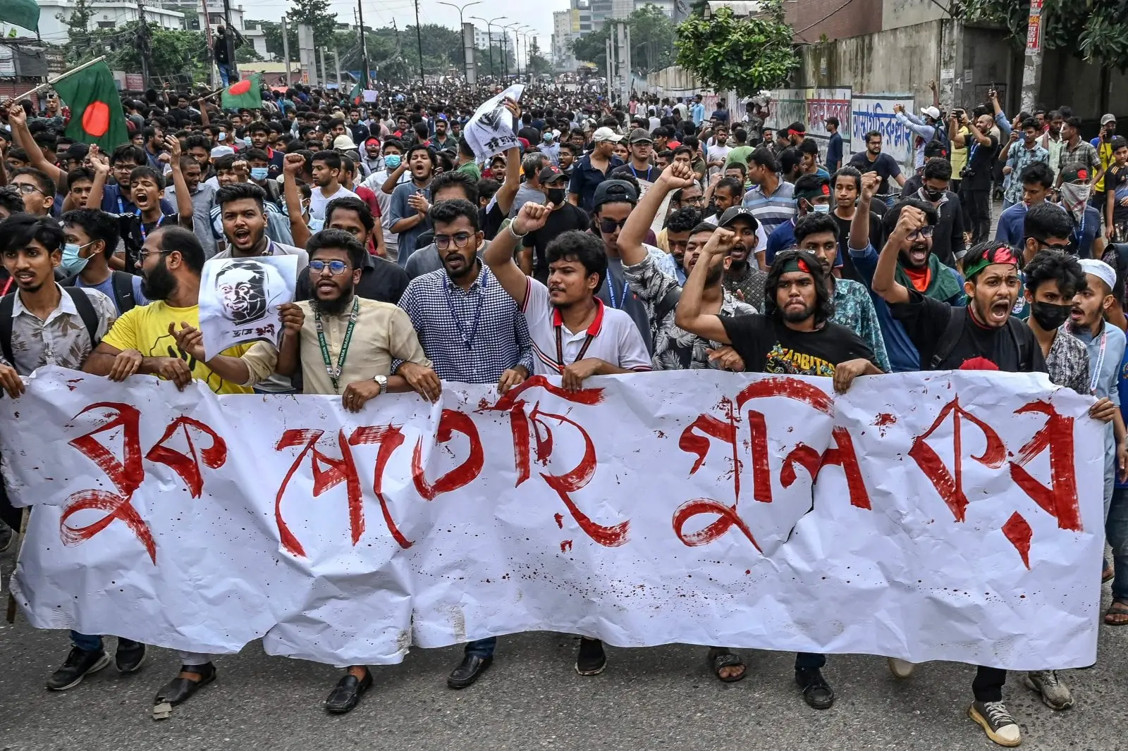 Students shout slogans during a protest march | Photo: AFP