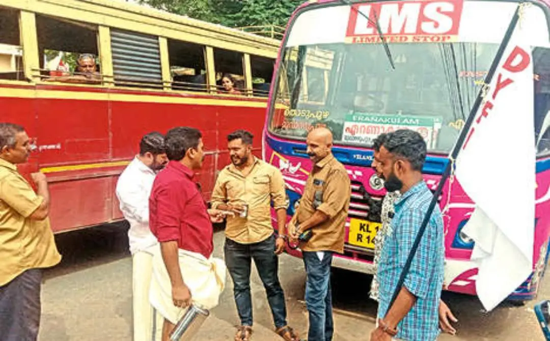 DYFI workers protest by making bus crew members drink hot tea | Photo: MBI