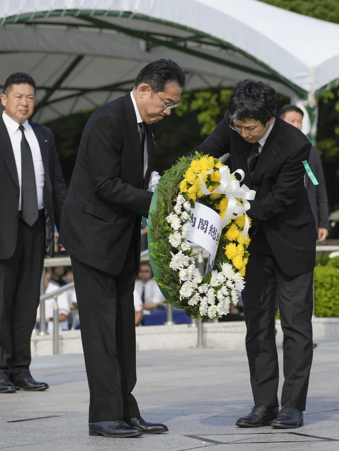 Japan's Prime Minister Fumio Kishida prepares to lay a wreath at the cenotaph dedicated to the victims of the atomic bombing | Photo: AP