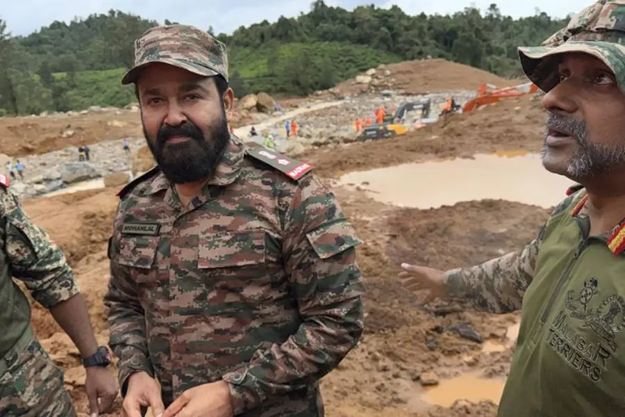 മോഹന്‍ലാല്‍ എത്തിയത് സൈനിക യൂണിഫോമില്‍; ദുരിതബാധിത പ്രദേശങ്ങളില്‍ സന്ദര്‍ശനം തുടരുന്നു| Video