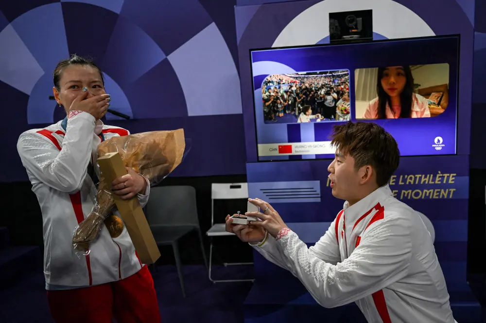 Liu Yuchen proposes to his partner and gold medallist Huang Ya Qiong | AFP