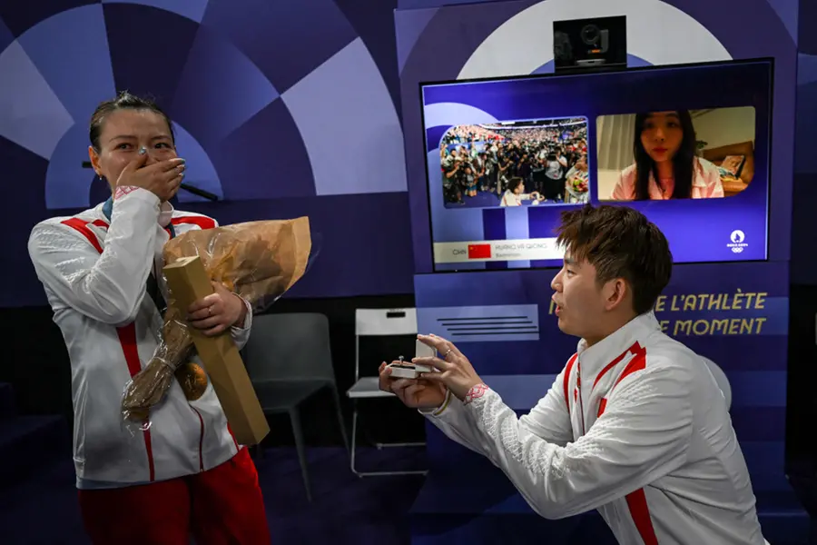 Watch Chinese gold medalist gets surprising wedding proposal at Olympics venue | Video