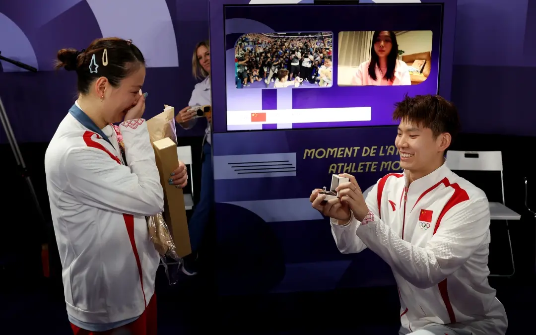 Teammate Liu Yuchen proposes to Chinese badminton player Huang Ya Qiong | Photo: Getty Images