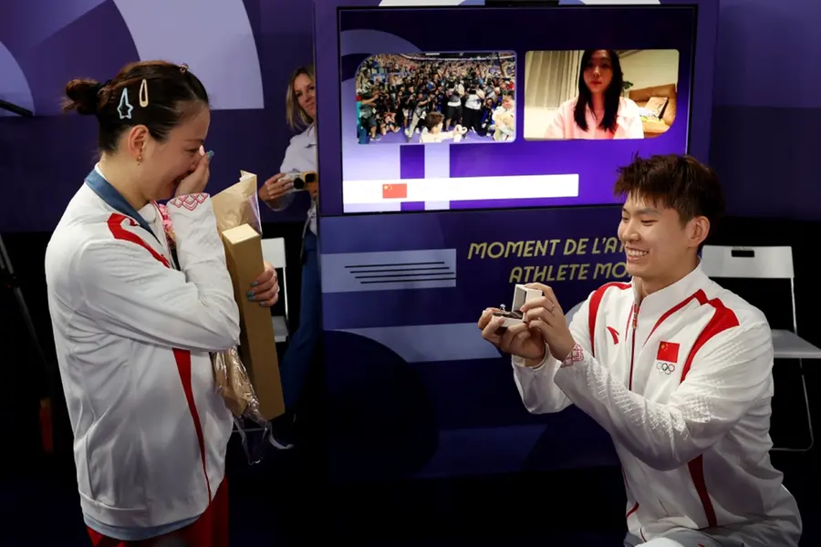Double win for chinese badminton player with heartfelt proposal and gold medal | Watch video