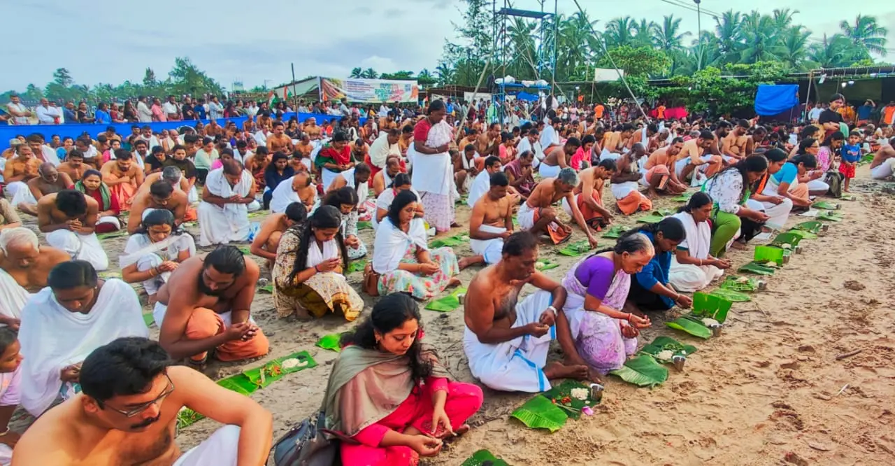 Devotees performing Karkidaka Vavu rituals at Aluva Manappuram | Photo: Mathrubhumi