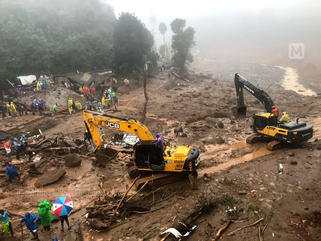 The rescue operation is in progress at Mundakkai town | Photo: VP Ullas/ Mathrubhumi