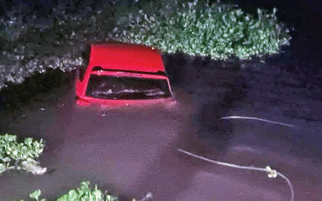 The car that fell into the lake | Photo: Mathrubhumi