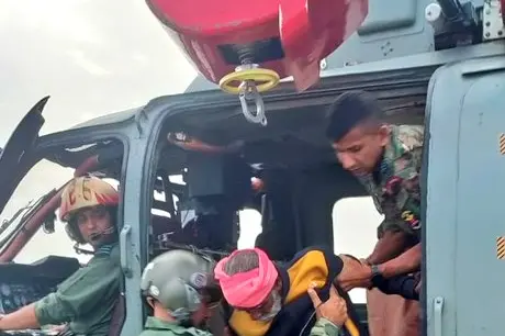 IAF helicopters deliver hope to landslide-hit Wayanad | WATCH