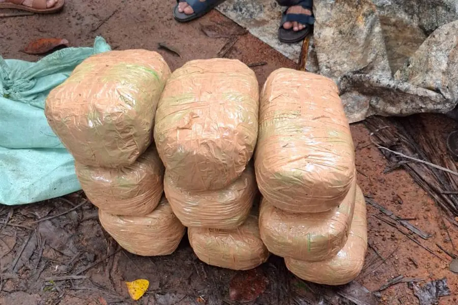 Suspicious sack behind uninhabited house: 18 kg of ganga seized