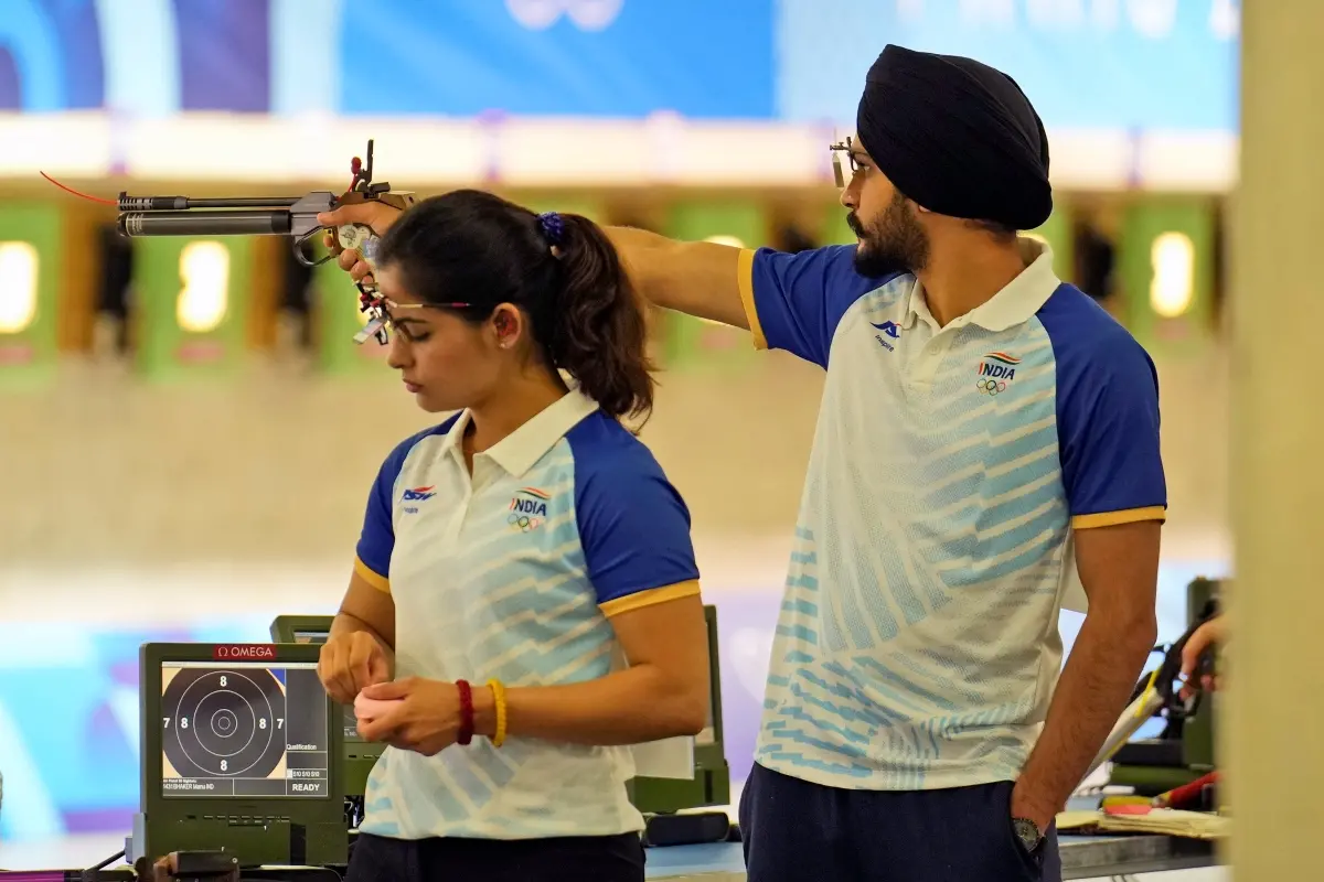 Manu Bhaker (L) and teammate Sarabjot Singh (R) | Photo: AP