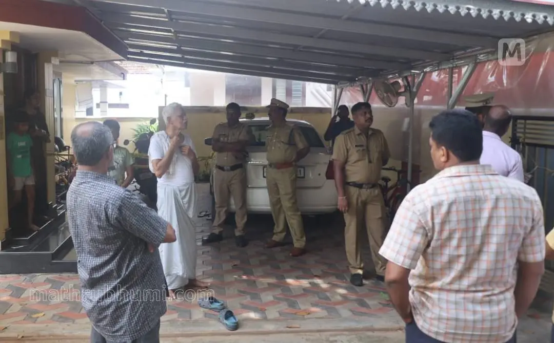 Police arrive at Shini's house after the firing incident | Photo: S Srikesh/mathrubhumi