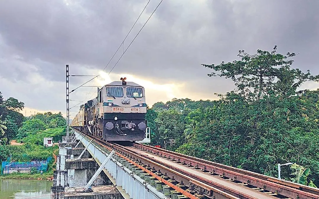 Velankanni Express on the Punalur-Sengottai rail route