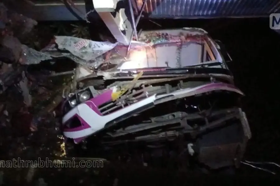 40 injured as bus overturns in Kottayam | Video
