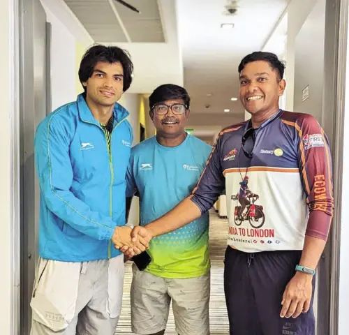Faiz Ashraf Ali (R) with javelin champion Neeraj Chopra (L)